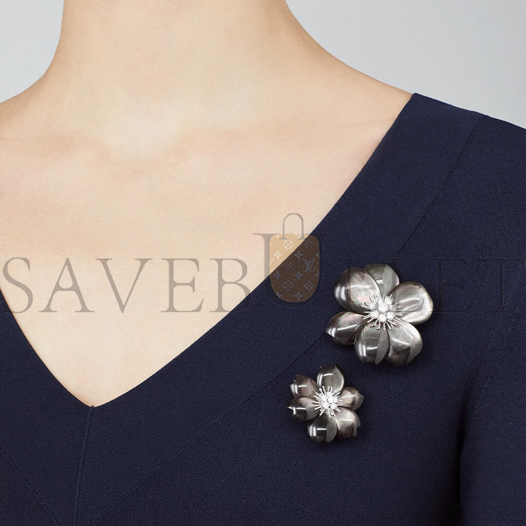 v*n cl**f arpels rose de noËl clip, medium model - white gold, D1am0nd, mother-of-pearl vcara53300